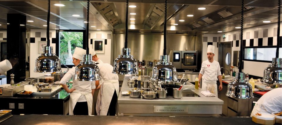 La nouvelle cuisine du chef Arnaud Lallement à l'Assiette Champenoise (51) équipement Enodis, installateur Serec ©A. Lamy