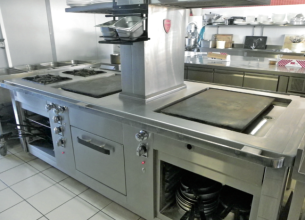 RESTAURANT DOLCE VITA A? DRUMETTAZ-CLARAFOND Le fourneau central, pie?ce mai?tresse de la cuisine ouverte