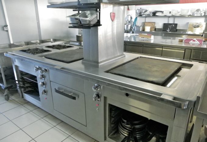 RESTAURANT DOLCE VITA A? DRUMETTAZ-CLARAFOND Le fourneau central, pie?ce mai?tresse de la cuisine ouverte