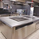 Une cuisine ouverte sur la salle privilégiant la maîtrise de l’énergie