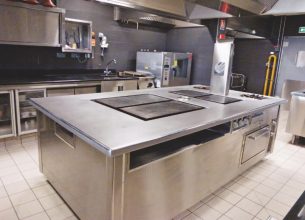 Une cuisine ouverte sur la salle privilégiant la maîtrise de l’énergie