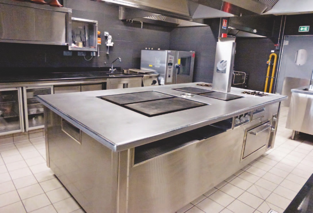 Une cuisine ouverte sur la salle privilégiant la maîtrise de l’énergie