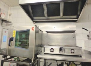 Une petite cuisine d’envoi, bien adaptée à une prestation façon bistrot