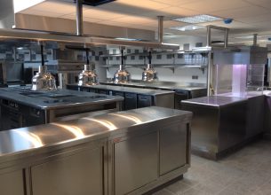 Une cuisine haut de gamme signée Bos Equipement Hôtelier à l’Apogée Courchevel