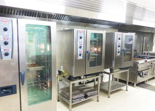 Des travailleurs handicapés en cuisine