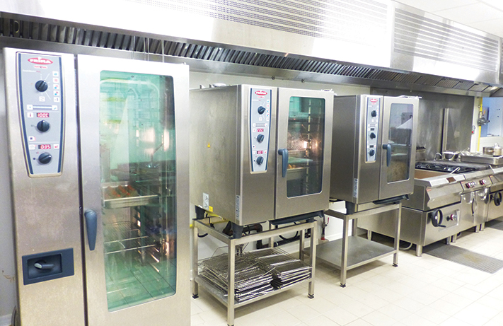 Des travailleurs handicapés en cuisine