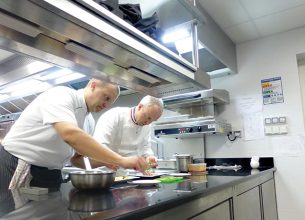 Une cuisine ergonomique avec du matériel sur mesure