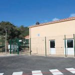 Une cuisine pour convives et travailleurs handicapés