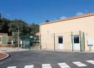 Une cuisine pour convives et travailleurs handicapés