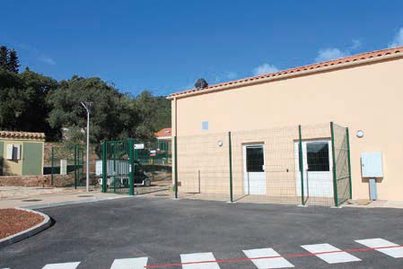 Une cuisine pour convives et travailleurs handicapés