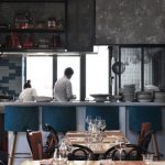 Une cuisine ouverte, sur mesure, pour de petits plats à partager