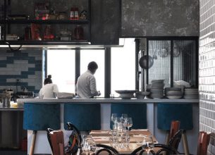 Une cuisine ouverte, sur mesure, pour de petits plats à partager