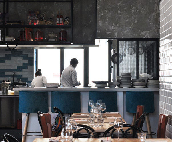 Une cuisine ouverte, sur mesure, pour de petits plats à partager