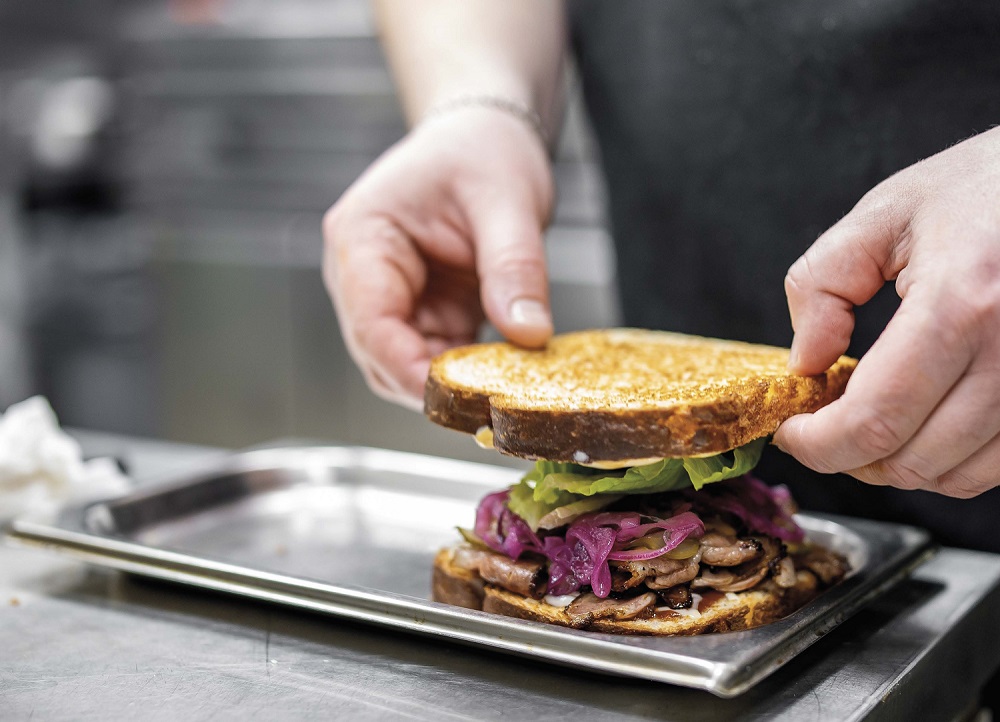 De la préparation au comptoir, la cuisine change de rythme